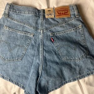 Levi’s Womens High-waisted MOM jean shorts new with tags size 28